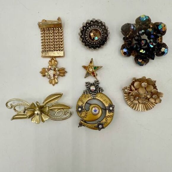 Vintage Brooches Gold Tone Costume Jewelry Unique Floral Sparkly Lot of 7 - Picture 1 of 9